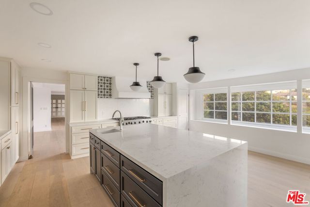 9315 Beverly Crest Drive, Beverly Hills CA: https://media.crmls.org/mediaz/2f5b298e-d347-4359-a2f0-172b366fcef3.jpg