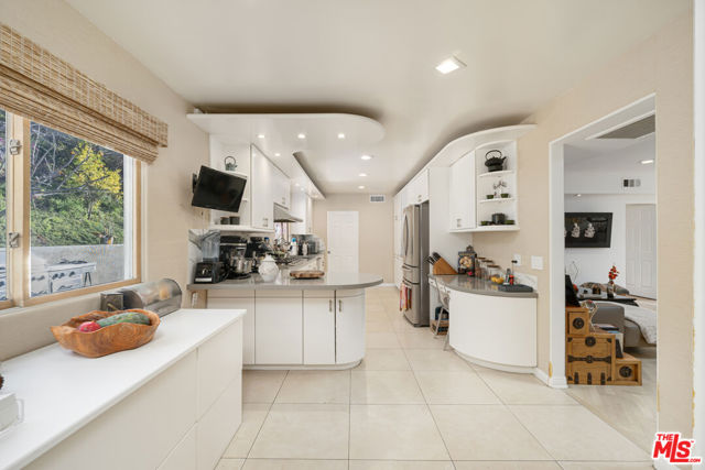 1708 Clear View Drive, Beverly Hills CA: https://media.crmls.org/mediaz/2f5b34a6-6a0d-4c6e-98a3-1abff32c766f.jpg