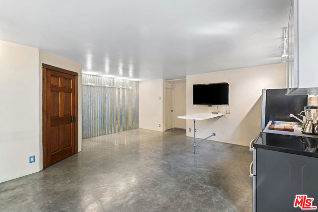 667 Santa Clara Avenue, Venice CA: https://media.crmls.org/mediaz/2f5b41ff-6ad5-424d-baf2-05ae63119dd2.jpg