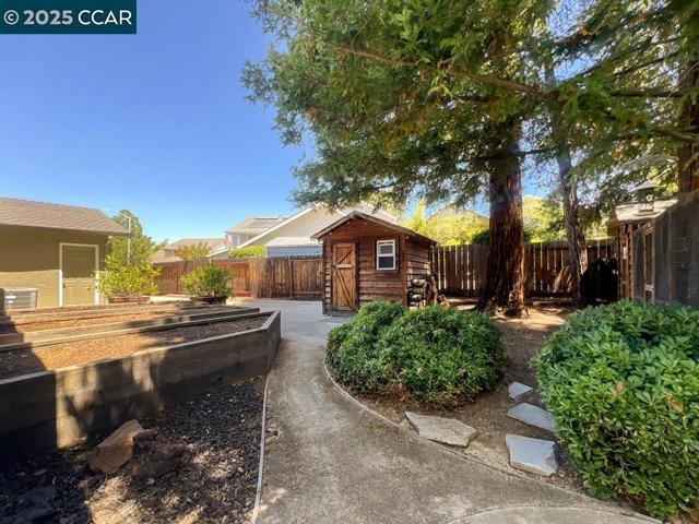 14 Mt Eden Pl, Clayton CA: https://media.crmls.org/mediaz/2f5b57b2-9d63-46a1-9384-1d9e78255991.jpg
