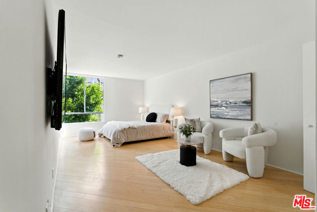 429 N Oakhurst Drive, Beverly Hills CA: https://media.crmls.org/mediaz/2f5ccd22-421a-4788-b876-f86d1fc12ea5.jpg