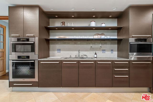 300 N Swall Drive, Beverly Hills CA: https://media.crmls.org/mediaz/2f5d717b-c93e-4ddc-81ce-63d688699ee4.jpg