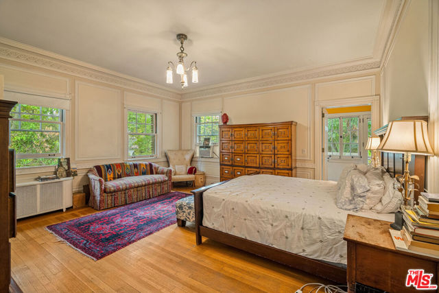 1130 Westchester Place, Los Angeles CA: https://media.crmls.org/mediaz/2f5d7889-671f-4f1c-93c6-811c7c8cb161.jpg