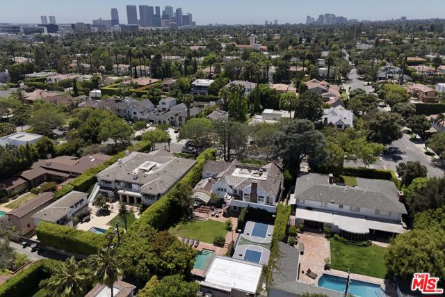 628 N Elm Drive, Beverly Hills CA: https://media.crmls.org/mediaz/2f5d9e26-cd9a-4727-8edf-c7801681ba9f.jpg