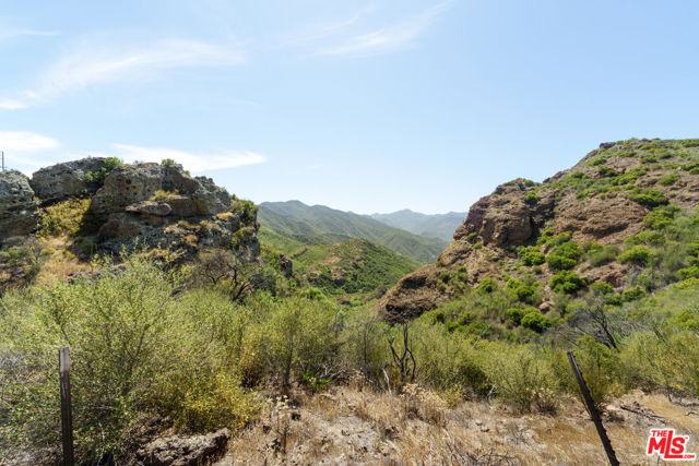 421 Westlake Boulevard, Malibu CA: https://media.crmls.org/mediaz/2f5dd71c-fa7b-4286-9351-835c4c1f3d8f.jpg