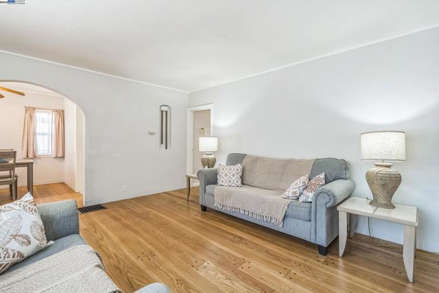 7525 Circle Hill Dr, Oakland CA: https://media.crmls.org/mediaz/2f5e0a21-887e-4034-bf28-6d9640a1e754.jpg