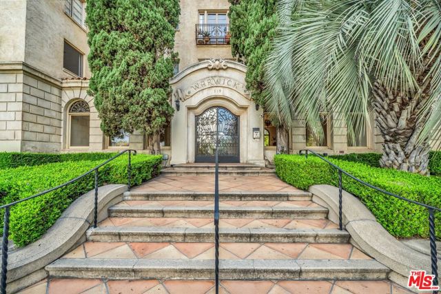 109 N Sycamore Avenue, Los Angeles CA: https://media.crmls.org/mediaz/2f5e385a-1fe1-444d-bb75-9726caa51f5f.jpg