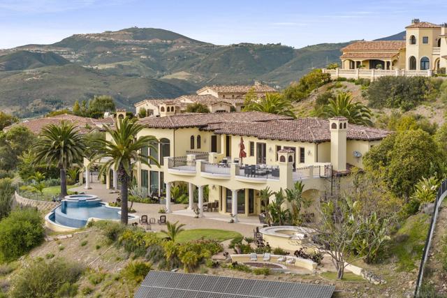 18233 Via Ambiente, Rancho Santa Fe CA: https://media.crmls.org/mediaz/2f5e927e-7601-47a4-a4b0-2a5ac19d524d.jpg