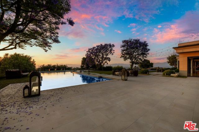 3396 Stone Ridge Lane, Los Angeles CA: https://media.crmls.org/mediaz/2f5ede42-c3f2-4281-8fdc-fe7f52859f45.jpg