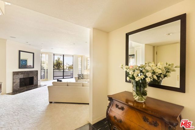 300 N Swall Drive, Beverly Hills CA: https://media.crmls.org/mediaz/2f5f2e61-f0c5-412c-bb5f-6527441a9acf.jpg