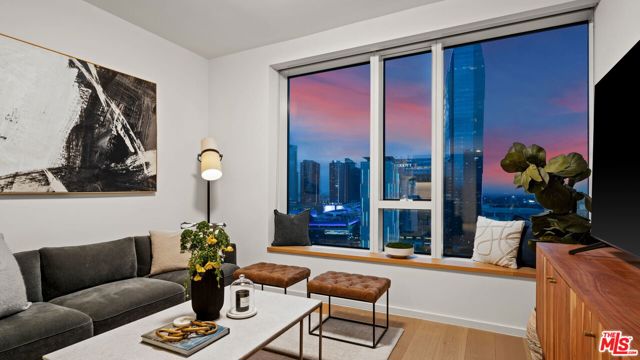 889 Francisco Street, Los Angeles CA: https://media.crmls.org/mediaz/2f5fa3e8-d47f-4c03-8a66-ee829b8c3163.jpg