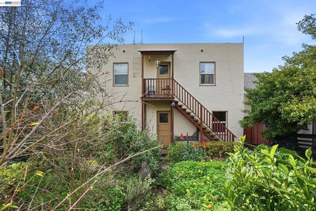 1424 Hampel St, Oakland CA: https://media.crmls.org/mediaz/2f5fdf48-9721-4e77-b392-7480d13ff3f5.jpg
