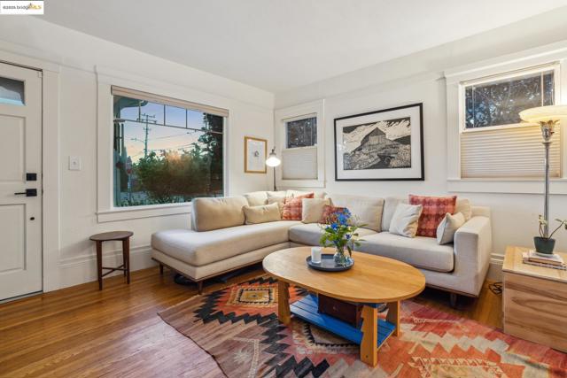 3701 Midvale Ave, Oakland CA: https://media.crmls.org/mediaz/2f5ff14b-f5dc-4e90-96ad-f8e24f82cec1.jpg