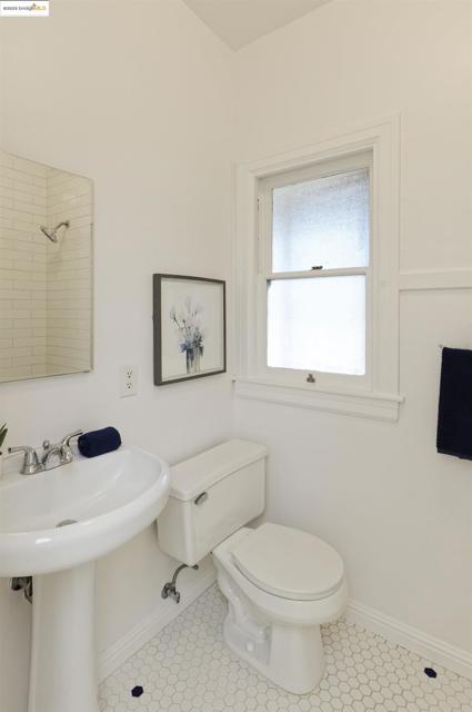 3945 Randolph Ave, Oakland CA: https://media.crmls.org/mediaz/2f608674-21b8-4265-a45a-96f0fbe44372.jpg