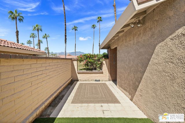 6 Joya Drive, Palm Desert CA: https://media.crmls.org/mediaz/2f61a786-ee03-4d44-907e-389475306e37.jpg