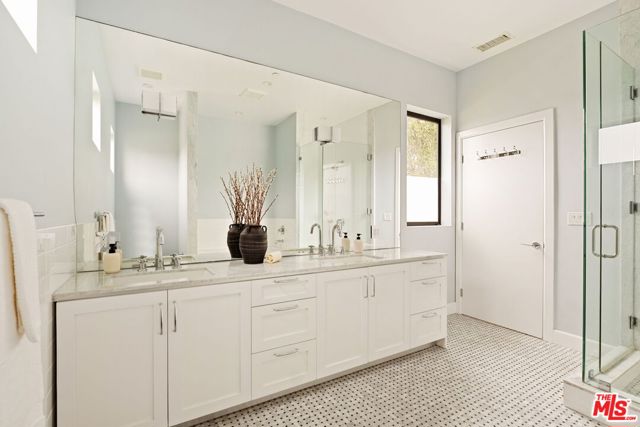 1023 Superba Avenue, Venice CA: https://media.crmls.org/mediaz/2f61c31a-449e-42dd-85cd-1f71c2193f1e.jpg