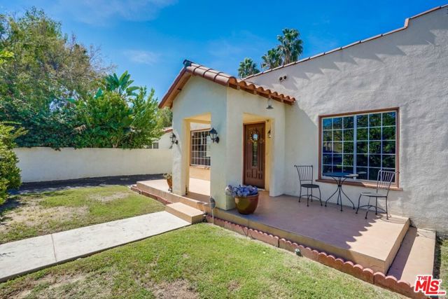 5653 Case Avenue photo 3