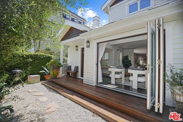 1210 Cabrillo Avenue, Venice CA: https://media.crmls.org/mediaz/2f63a8f7-65b0-4452-a982-03e86579a746.jpg
