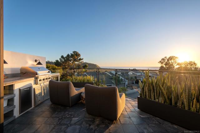 12994 Via Esperia, Del Mar CA: https://media.crmls.org/mediaz/2f643390-58ac-469d-b48a-22144e501f6f.jpg