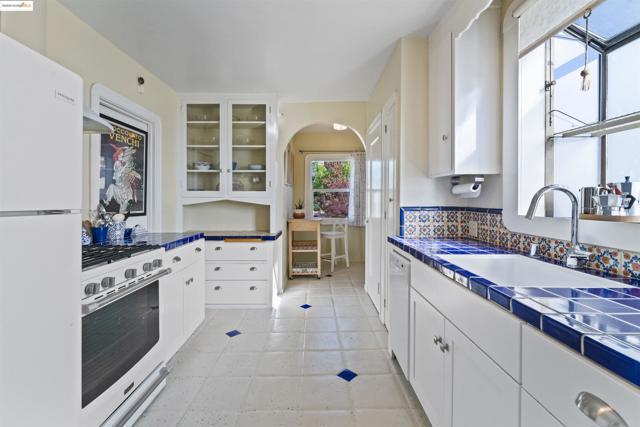 3757 Lincoln Ave, Oakland CA: https://media.crmls.org/mediaz/2f64b5d4-e38b-4983-a83e-61f191e6f47f.jpg