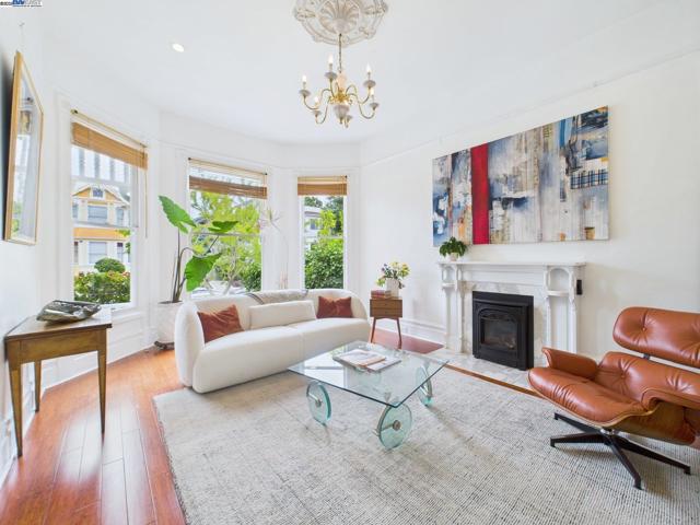 1709 Myrtle St, Oakland CA: https://media.crmls.org/mediaz/2f64cd6e-cb27-42cf-b278-d584f68fe07d.jpg
