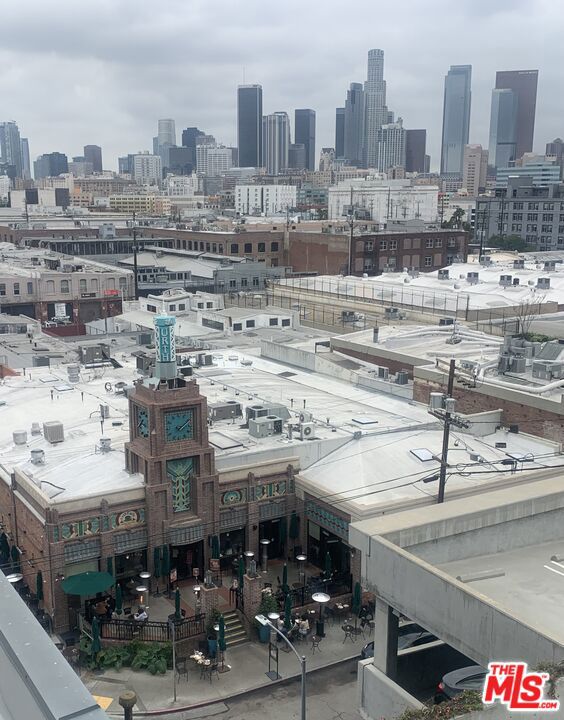 530 S Hewitt Street, Los Angeles CA: https://media.crmls.org/mediaz/2f6551ce-1295-471b-a176-1ca7aabd1df0.jpg