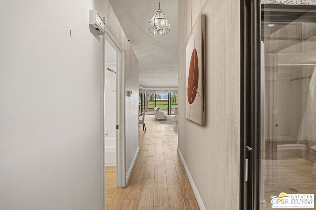 https://media.crmls.org/mediaz/2f6594d3-5584-4fd2-b816-b369f57dd846.jpg?preset=X-Large