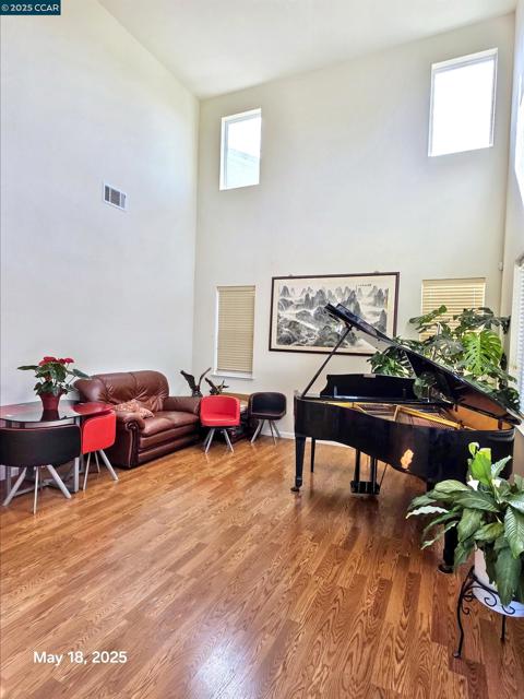 881 Meadow View Dr, Richmond CA: https://media.crmls.org/mediaz/2f659a00-b573-4c06-8789-a2091030e49e.jpg