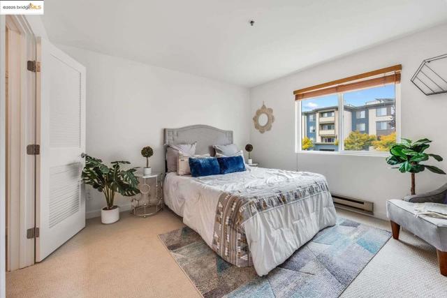 6400 Christie AVE, Emeryville CA: https://media.crmls.org/mediaz/2f65a965-2ea6-46e7-976f-215b1dc0d9e4.jpg