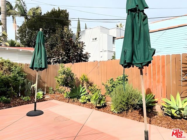 25 Falcon Avenue, Long Beach CA: https://media.crmls.org/mediaz/2f6627be-5246-44fa-bab2-aba9ce61e56b.jpg