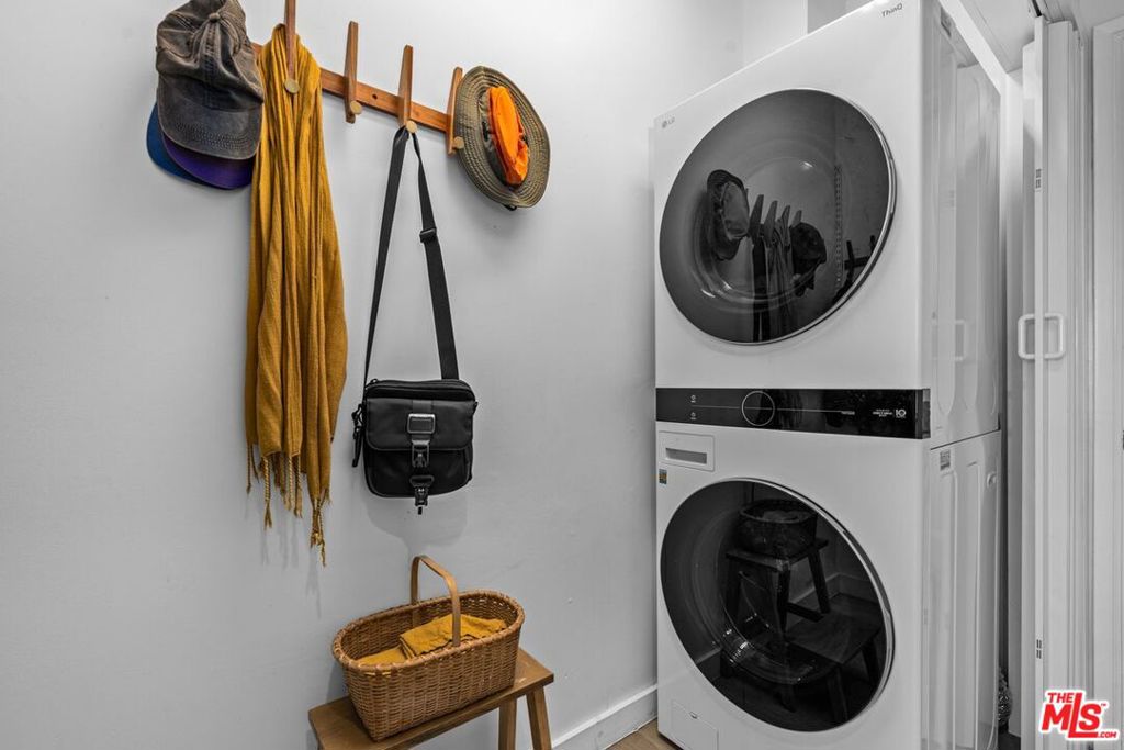 https://media.crmls.org/mediaz/2f666b85-9002-4967-8f89-99a310ab4cc9.jpg?preset=X-Large