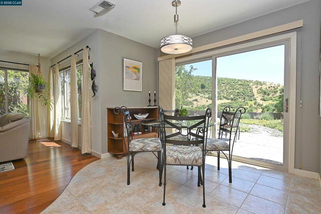594 Morning Glory Dr, Benicia CA: https://media.crmls.org/mediaz/2f66ebd6-9ce8-4108-97b3-3dafaf7bcbfb.jpg