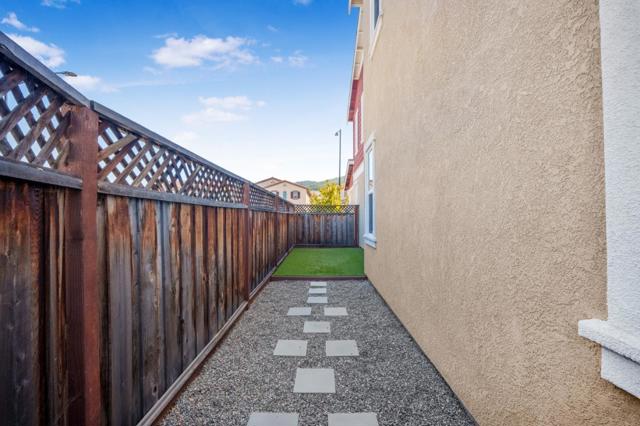 1061 Viognier Way, Gilroy CA: https://media.crmls.org/mediaz/2f6862ac-baea-491f-941c-9d42989f4629.jpg