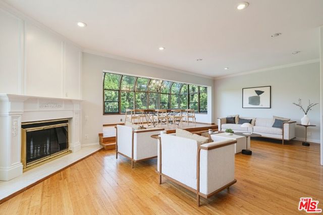 1124 N Kings Road, West Hollywood CA: https://media.crmls.org/mediaz/2f686dfc-c7ca-4079-8576-2f31f0256b56.jpg