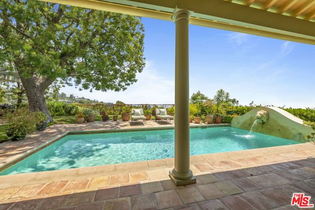 1634 Gilcrest Drive, Beverly Hills CA: https://media.crmls.org/mediaz/2f69bee9-fc44-405b-97ae-9603aa00de0d.jpg