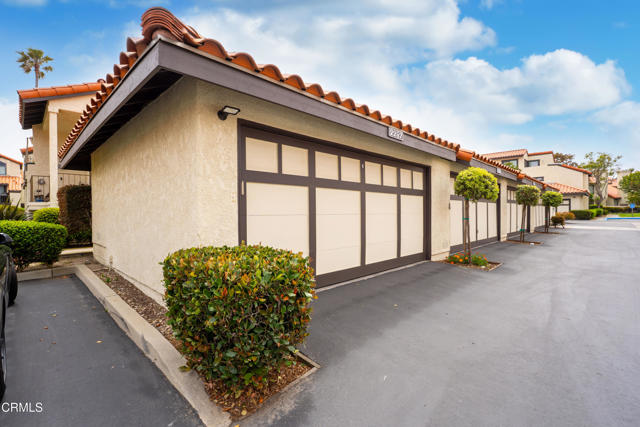 2287 Martinique Lane, Oxnard CA: https://media.crmls.org/mediaz/2f6a341f-0a91-4283-becc-d259eb7a9877.jpg