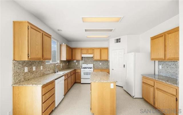 46197 Via La Tranquila, Temecula CA: https://media.crmls.org/mediaz/2f6b18ac-ac97-48c2-b065-66396e3fb919.jpg