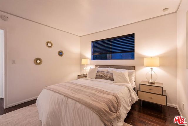 1101 Lincoln Boulevard, Santa Monica CA: https://media.crmls.org/mediaz/2f6b2a66-8d08-4850-b2d1-8043b44aad83.jpg