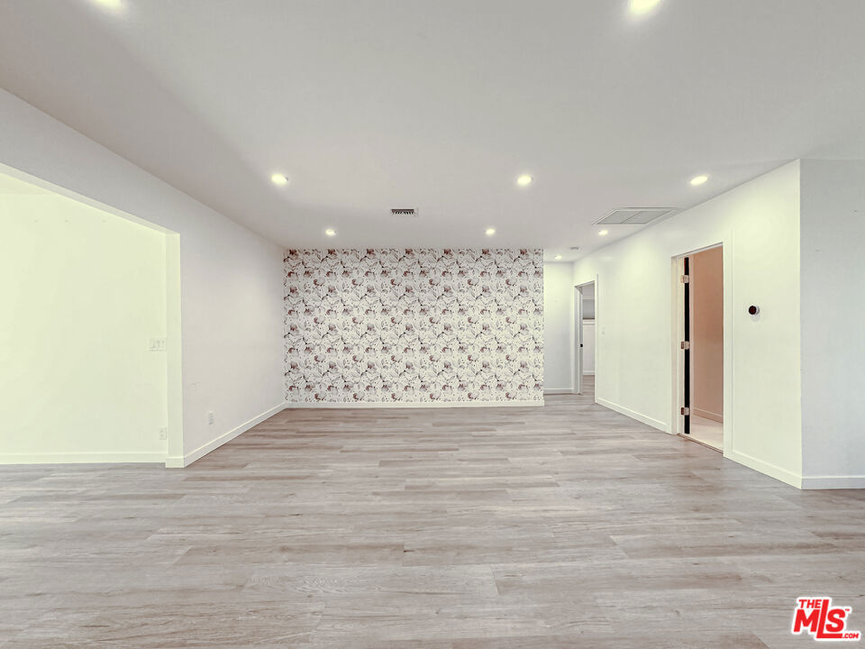 https://media.crmls.org/mediaz/2f6b57e5-ed0d-47f9-90ea-cad64095819d.jpg?preset=X-Large