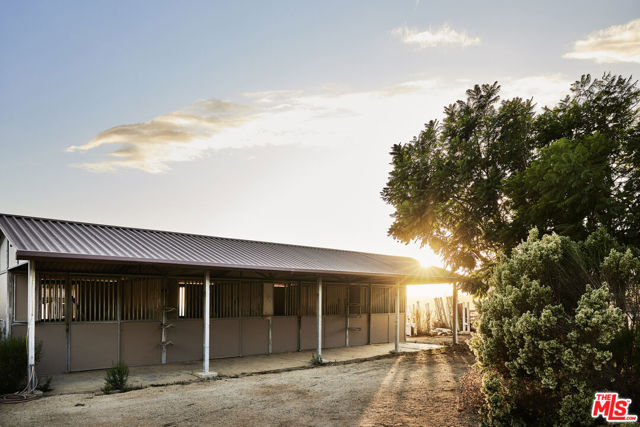 5900 Bonsall Drive, Malibu CA: https://media.crmls.org/mediaz/2f6d158b-522d-4afa-abf8-eefec31416bd.jpg