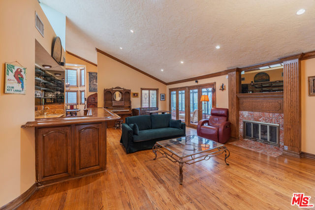 1242 Angelo Drive, Beverly Hills CA: https://media.crmls.org/mediaz/2f6ecee8-aff6-4f96-86b5-1c84f9daf0d1.jpg