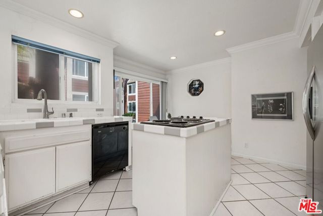 4200 Via Dolce, Marina del Rey CA: https://media.crmls.org/mediaz/2f6eec12-7f42-4d2d-95d7-282f000ebd93.jpg