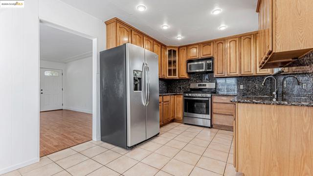 528 LA PRENDA DRIVE, Oakland CA: https://media.crmls.org/mediaz/2f6ef638-31a4-4237-829a-ab6ccc2788d7.jpg