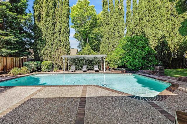 519 Ellesmere Dr, Walnut Creek CA: https://media.crmls.org/mediaz/2f6f5a29-e676-485d-84cd-df4b5d66626e.jpg