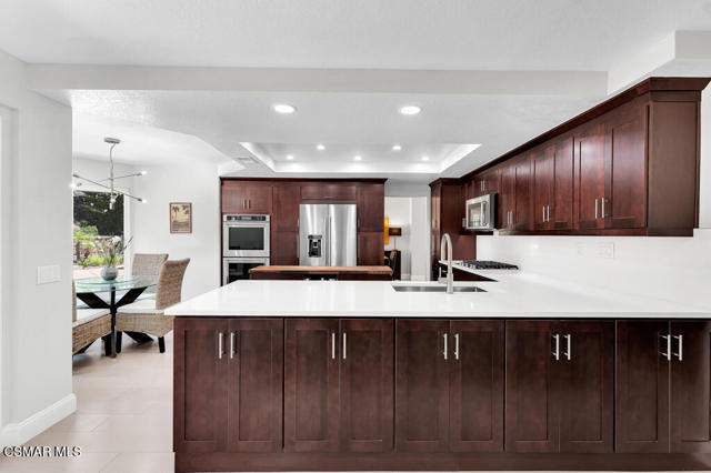 751 Lynnmere Drive, Thousand Oaks CA: https://media.crmls.org/mediaz/2f70525d-8b23-451c-b6b6-f3219628d013.jpg