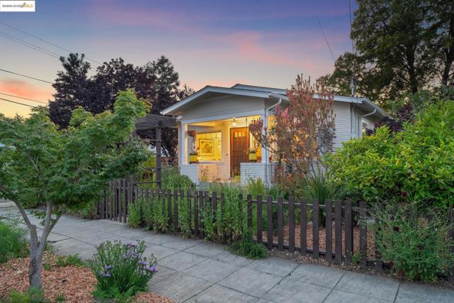 3701 Midvale Ave, Oakland CA: https://media.crmls.org/mediaz/2f708bfc-7bcd-4253-a370-4033f790d04c.jpg