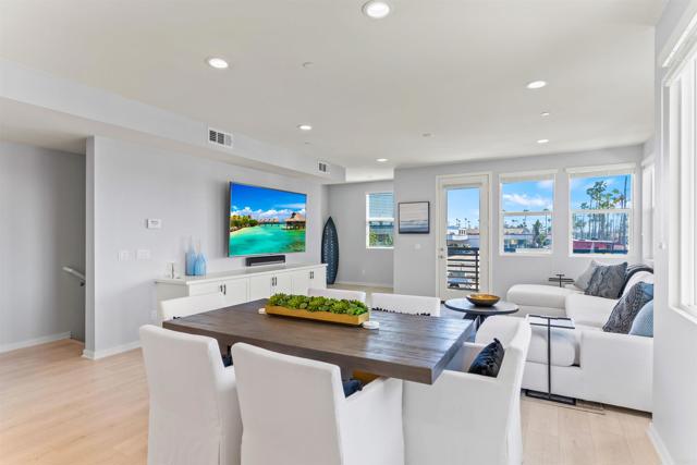 Detail Gallery Image 12 of 34 For 1573 Vista Del Mar Way #4,  Oceanside,  CA 92054 - 3 Beds | 3/1 Baths