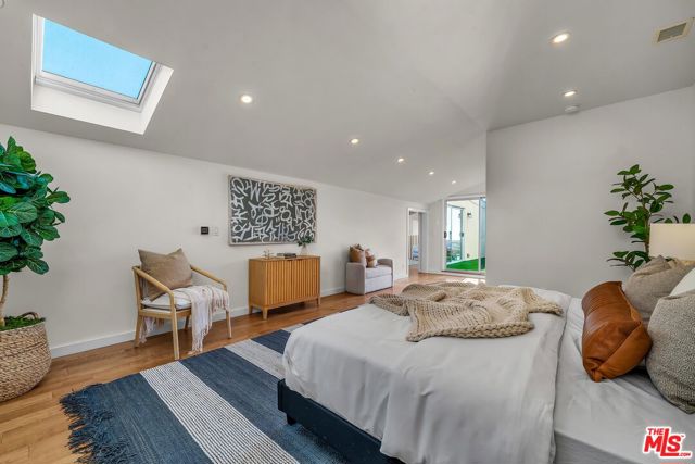 4 Lighthouse Street, Marina del Rey CA: https://media.crmls.org/mediaz/2f718b38-a9b3-4fa1-8426-937a5f542012.jpg