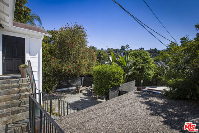 3831 Fernwood Avenue, Los Angeles CA: https://media.crmls.org/mediaz/2f71e458-8fbf-4d75-b359-e1869a7bb0c0.jpg