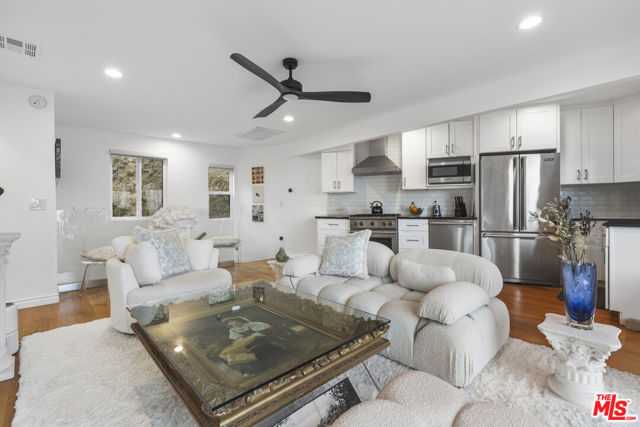 1788 N Orange Grove Avenue, Los Angeles CA: https://media.crmls.org/mediaz/2f729015-d133-4c98-9dc2-88ee9153e982.jpg